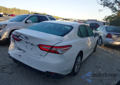 2018 Toyota Camry Le из США, поврежденный, VIN 4T1B11HK2JU563414